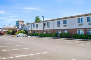 长景市Quality Inn & Suites Longview Kelso的大楼前的停车场