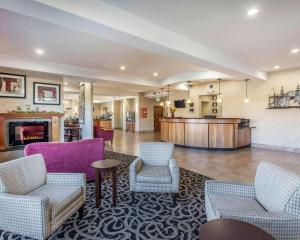 韦纳奇Comfort Suites Wenatchee Gateway的酒店大堂设有椅子和酒吧