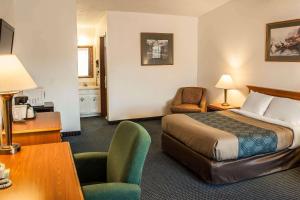 Hoquiam霍奎厄姆伊克诺酒店的酒店客房,配有一张床、一张桌子和椅子