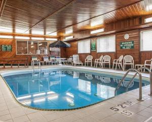 伯洛伊特伯洛伊特品质酒店的一座配有桌椅的酒店游泳池