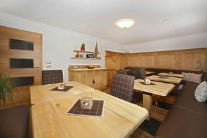 塞尔瓦迪加尔代纳山谷塞瑟达别墅住宿加早餐旅馆的用餐室配有木桌和椅子