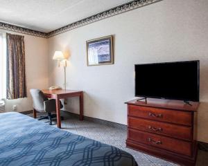 密尔沃基密尔沃基机场罗德威旅馆及套房的配有一张床和一台平面电视的酒店客房