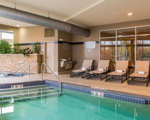 阿普尔顿阿普尔顿坎布里亚套房酒店的一个带椅子和桌子的酒店游泳池