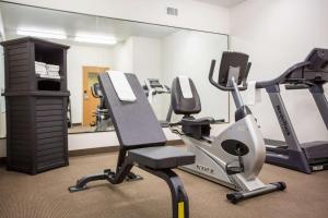 Union欧克莱尔会议中心司丽普酒店的健身房设有跑步机和跑步机