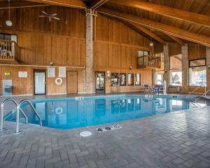 Mosinee威斯康星中部机场品质酒店的一座带天花板的大型游泳池
