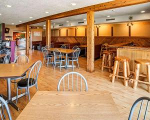 Quality Inn Ashland - Lake Superior餐厅或其他用餐的地方