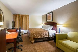 费尔蒙特费尔蒙特品质酒店的配有一张床和一张书桌的酒店客房