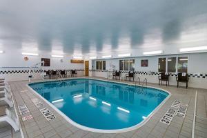 巴伯斯维尔Comfort Inn Barboursville near Huntington Mall area的酒店客房中间的游泳池
