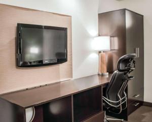 萨默斯维尔萨默斯维尔司丽普酒店的酒店客房设有一张桌子、一把椅子和一台电视。
