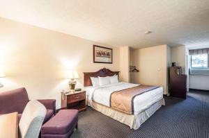 Rodeway Inn & Suites客房内的一张或多张床位