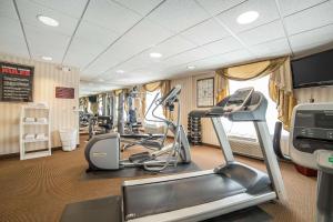 罗克斯普林Comfort Inn & Suites Rock Springs-Green River的健身房设有跑步机和跑步机