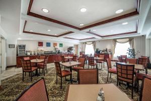罗克斯普林Comfort Inn & Suites Rock Springs-Green River的一间带桌椅的餐厅和一间厨房