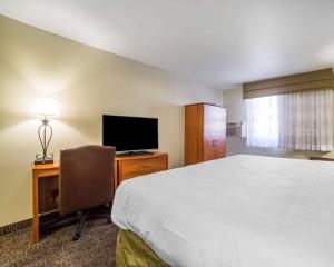 吉列吉列品质酒店的酒店客房配有一张床和一张书桌及一台电视
