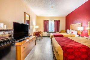 托皮卡沃纳梅克伊克诺汽车旅馆的酒店客房设有两张床和一台平面电视。