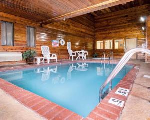 托皮卡Quality Inn I-70 at Wanamaker的小木屋内的游泳池,带滑梯