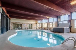 萨利纳萨利纳品质套房酒店的大型建筑中的大型游泳池