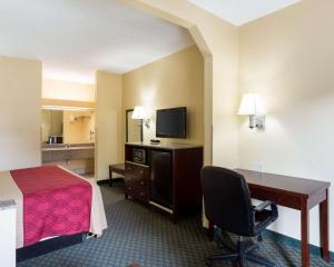 新奥尔良Rodeway Inn & Suites的酒店客房配有一张床和一张带电脑的书桌