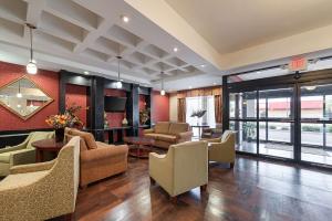 萨尔弗Comfort Suites Sulphur-Lake Charles的带沙发和椅子的客厅