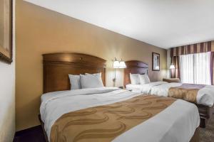 门罗门罗品质酒店的酒店客房设有两张床和窗户。