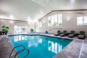 费德勒尔韦西雅图联邦路品质套房酒店的一个带椅子和桌子的大型游泳池