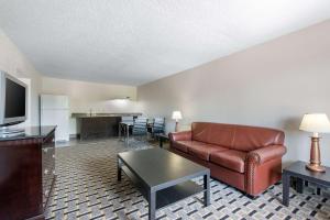 Clarion Inn & Suites Kissimmee-Lake Buena Vista South的休息区