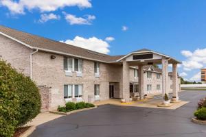 费尔维尤海茨Econo Lodge Inn & Suites Fairview Heights near I-64 St Louis的一座带停车场的大型砖砌建筑