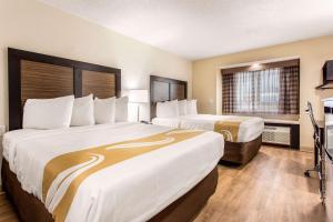默特尔比奇默特尔比奇套房及品质酒店的酒店客房设有两张床和电视。