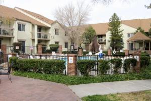 阿尔伯克基Quality Inn & Suites Albuquerque Downtown University的房屋前的围栏,带游泳池