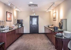 渥太华新奥尔良品质酒店的带厨房的房间,设有黑色的门