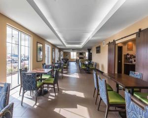 卡尔加里机场北康福特茵套房酒店的用餐室设有桌椅和窗户。