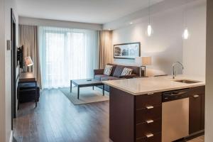 Les Suites Victoria, Ascend Hotel Collection的厨房或小厨房