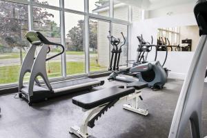 彭布罗克克拉丽奥酒店的健身中心和/或健身设施