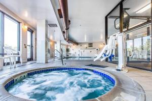 狄龙萨米特县康福特套房酒店的一个带滑梯的房子内的按摩浴缸
