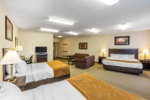 狄龙萨米特县康福特套房酒店的酒店客房,设有两张床和一张沙发