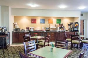 Quality Inn & Suites Vail Valley的咖啡和沏茶工具