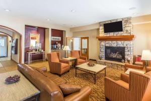 拉夫兰拉夫兰品质套房酒店的带沙发和壁炉的客厅