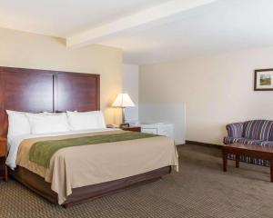 Quality Inn & Suites Vail Valley客房内的一张或多张床位