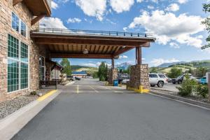 西尔弗索恩Quality Inn and Suites Silverthorne - Copper Mountain的街道上设有桥梁的停车场