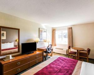 帕戈萨斯普林斯West End Lodge的酒店客房设有一间带一张床和电视的卧室