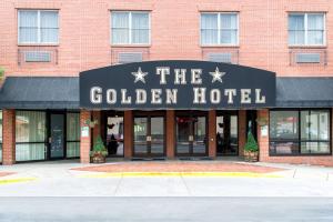 高尔顿The Golden Hotel, Ascend Hotel Collection的一座标有金色酒店标志的建筑