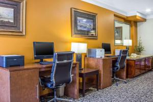 杜兰戈杜兰戈康福特茵酒店及套房的办公室,设有2张桌子和2台电脑显示器