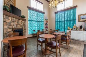 西尔弗索恩Quality Inn and Suites Silverthorne - Copper Mountain的一间带桌椅和壁炉的餐厅