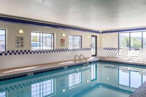伊格尔Quality Inn & Suites Vail Valley的游泳池,带椅子和窗户