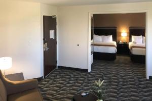 丹佛丹佛国际机场品质酒店及套房的酒店客房,设有两张床和一张沙发