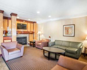丹佛丹佛国际机场品质酒店及套房的客厅配有沙发、椅子和壁炉