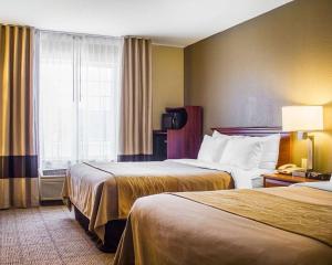 吉尔福德Comfort Inn Guilford near I-95的酒店客房设有两张床和窗户。