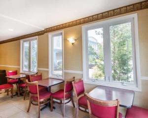 旧塞布鲁克伊科诺老塞布鲁克酒店的用餐室设有桌椅和窗户。