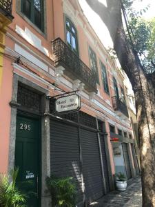 里约热内卢恩康特洛斯情趣酒店（仅限成人）的建筑物前的街道标志