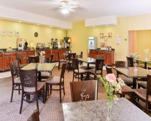 斯特拉特福德斯特拉特福品质套房酒店的一间带桌椅的用餐室和一间厨房