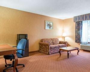 梅里登梅里登品质套房酒店的酒店客房设有沙发和桌子